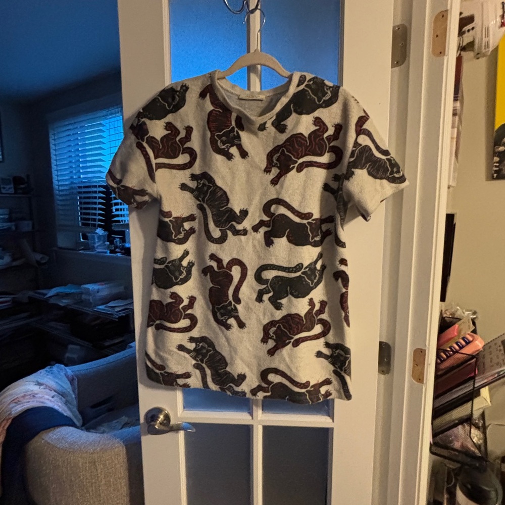 Short Sleeve Tee with Panther Print - White/Black/Burgundy